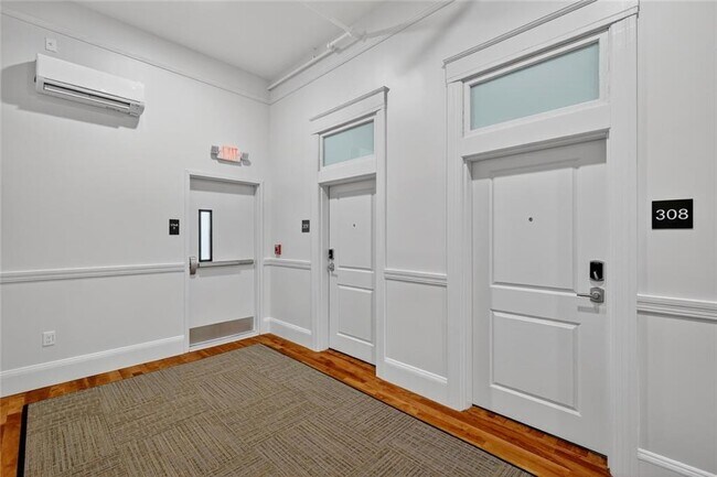 Building Photo - 1624 Lonsdale Ave