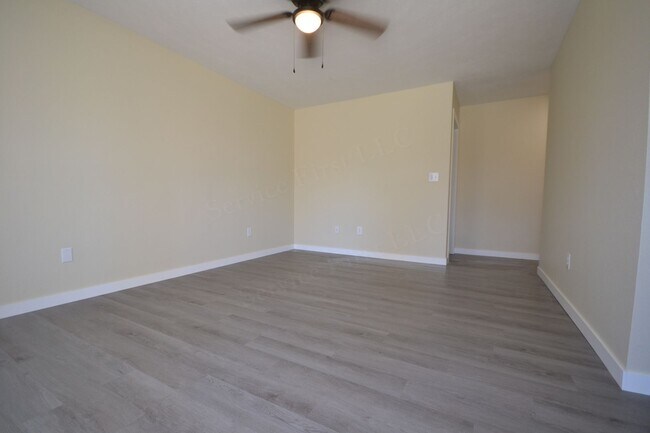 Building Photo - Vine St Duplexes