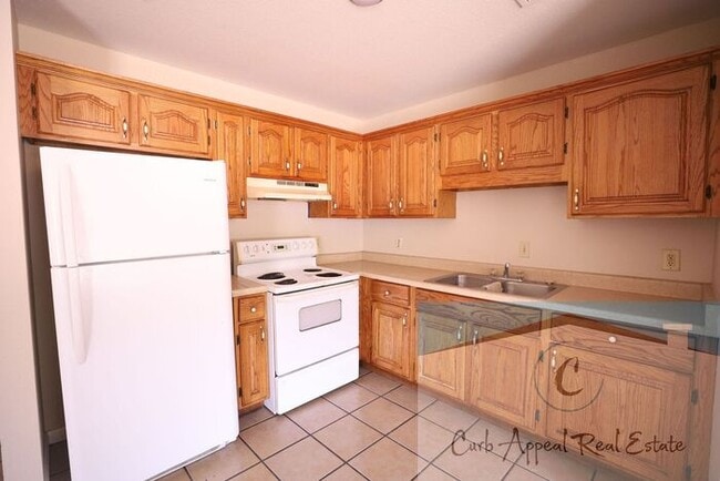 Building Photo - First month move in special $700!! Renovat...