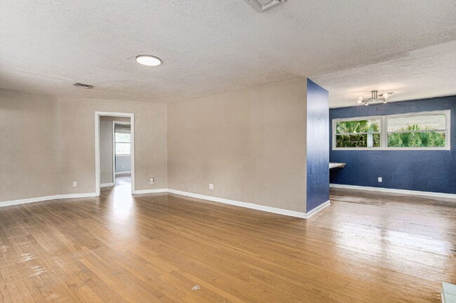 Building Photo - Beautiful East Hill home located in one of...