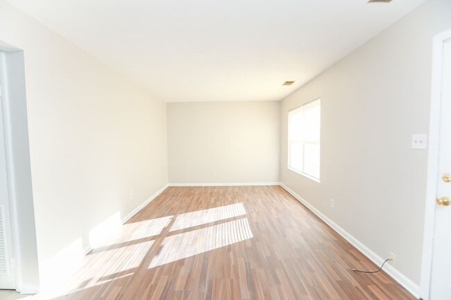 Building Photo - Spacious Townhome Updated Throughout!