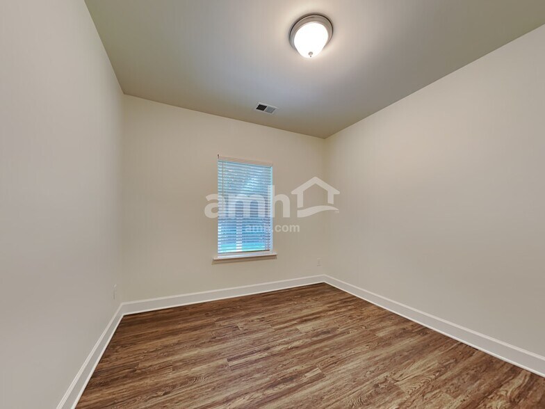 Building Photo - 5005 Hudson Vly Dr