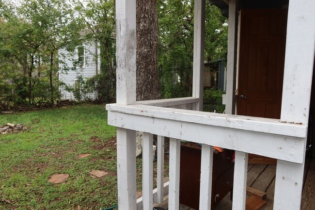 Building Photo - Hyde Park - 1 Bedroom House - Huge Yard - Real Wood Floors - Claw Foot Tub - $1495