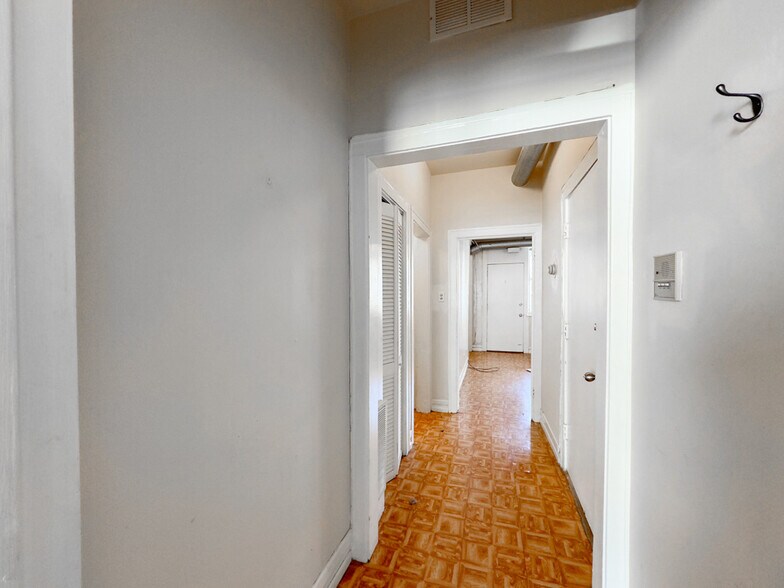 Building Photo - 2405 W Wilson Ave