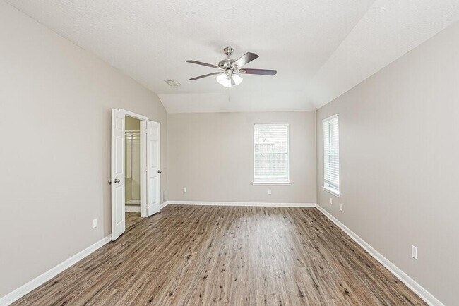 Building Photo - 549 Green Cedar Dr