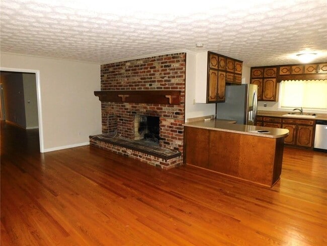 Building Photo - 626 Indian Hills Pkwy NE
