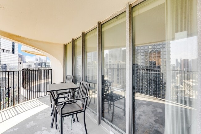 Building Photo - 300 N State St