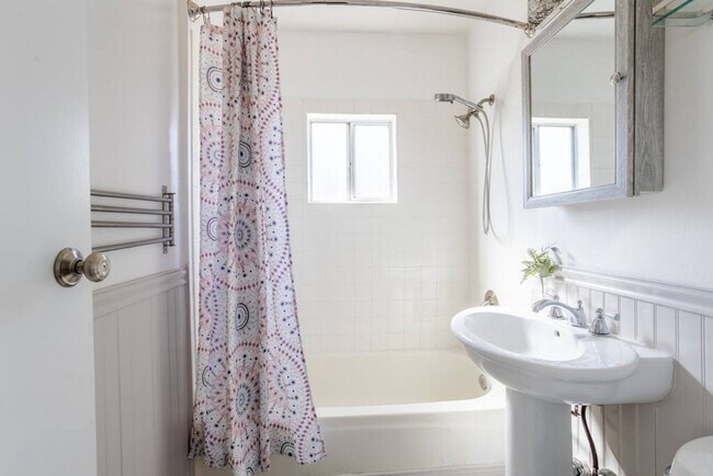 Building Photo - 4916 Long Branch Ave