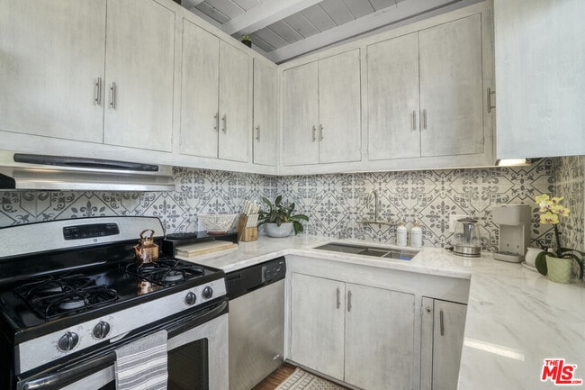 Building Photo - 4400 Ocean Dr