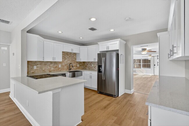 Building Photo - 541 40th Ave NE