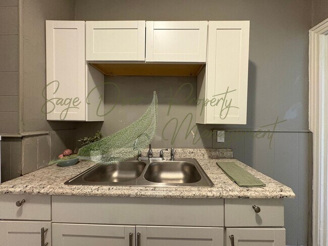 Building Photo - ORIGINAL HARDWOOD FLOORS! 1/2 MONTH OF FRE...