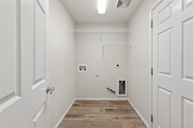 Building Photo - 827 Honeysuckle Vine Dr