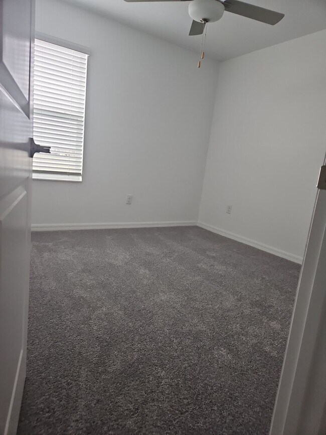 Building Photo - Dazzling 3-bedroom, 2.5-bathroom, 1 car ga...
