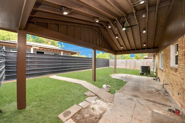 Building Photo - 8925 Homewood Ln