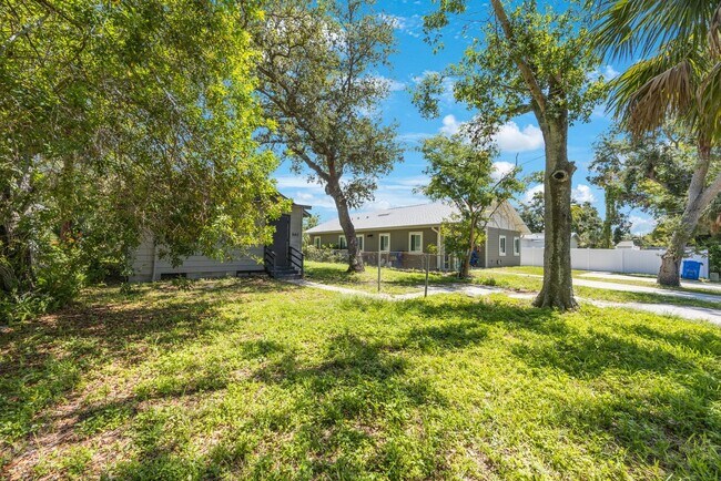 Building Photo - Cosy 2 bedroom 1 bath home with nice size yard $1850 SECTION 8 WELCOME**