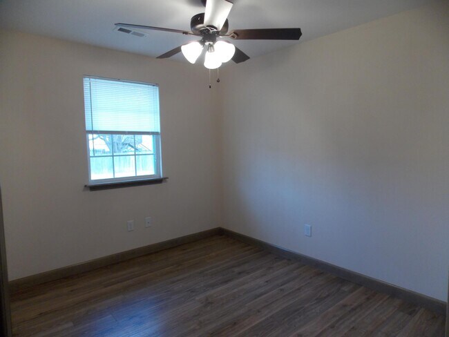 Building Photo - 402 Red Bird St