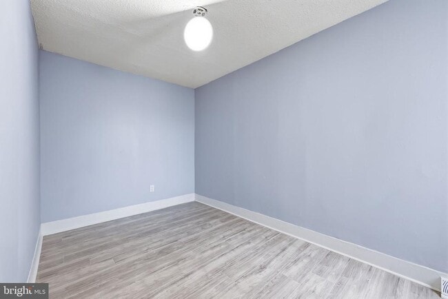 Building Photo - 25 Lily St