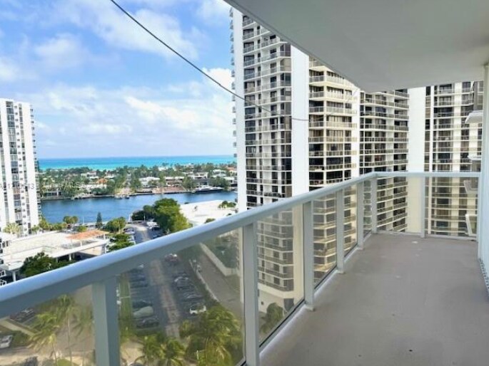 Building Photo - 3731 N Country Club Dr
