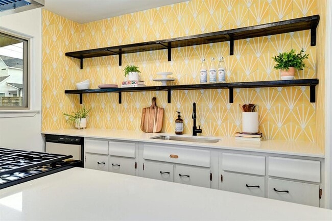 Building Photo - 608 Amesbury Ln