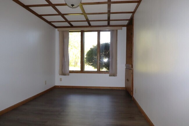 Building Photo - Stunning 4 Bedroom Home with Pond Access