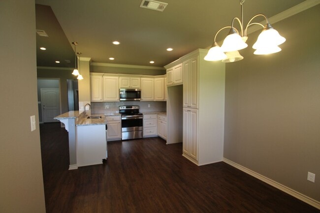 Building Photo - Beautiful 3 Bedroom 2 Bath Coming Soon in ...