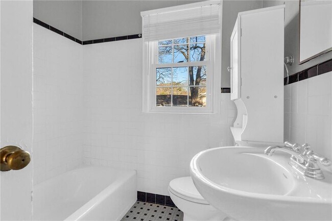 Building Photo - 948 Sycamore Dr