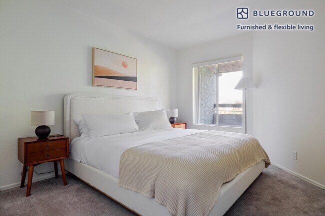 Building Photo - 350 E Del Mar Blvd