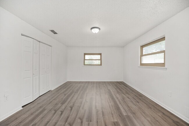 Building Photo - Spacious 3-Bedroom Home with Fireplace, Split Floor Plan & Screened Lanai in Southeast Ocala!