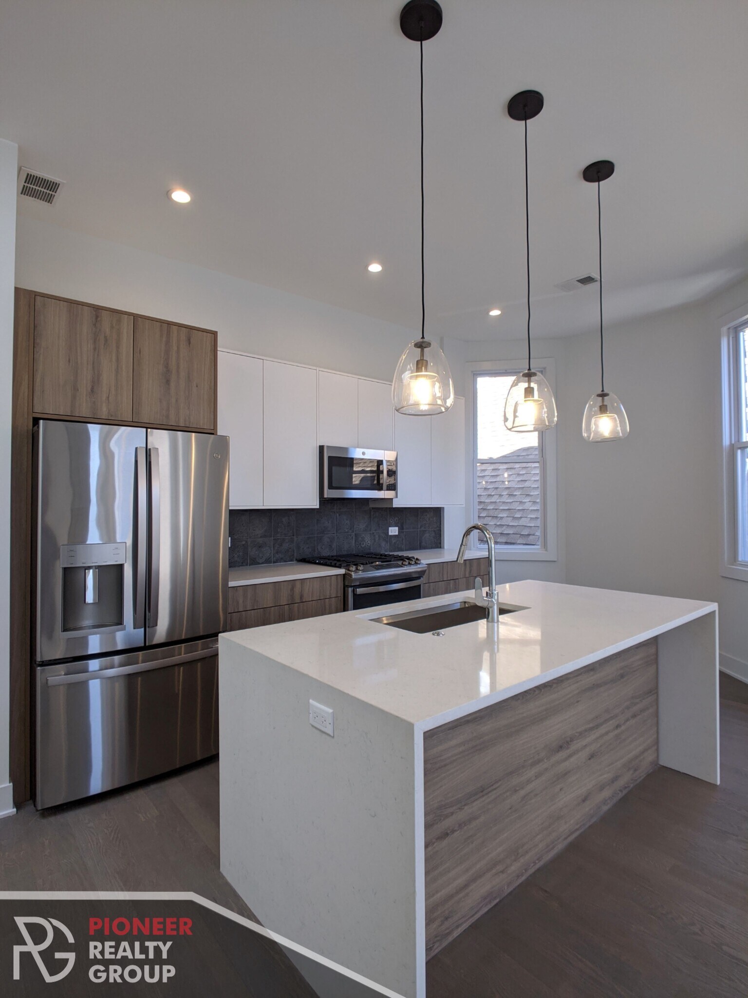 Building Photo - 2120 W Belmont Ave