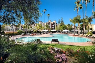 Building Photo - Warner Center 1 Bedroom Condo for Rent in Woodland Hills!