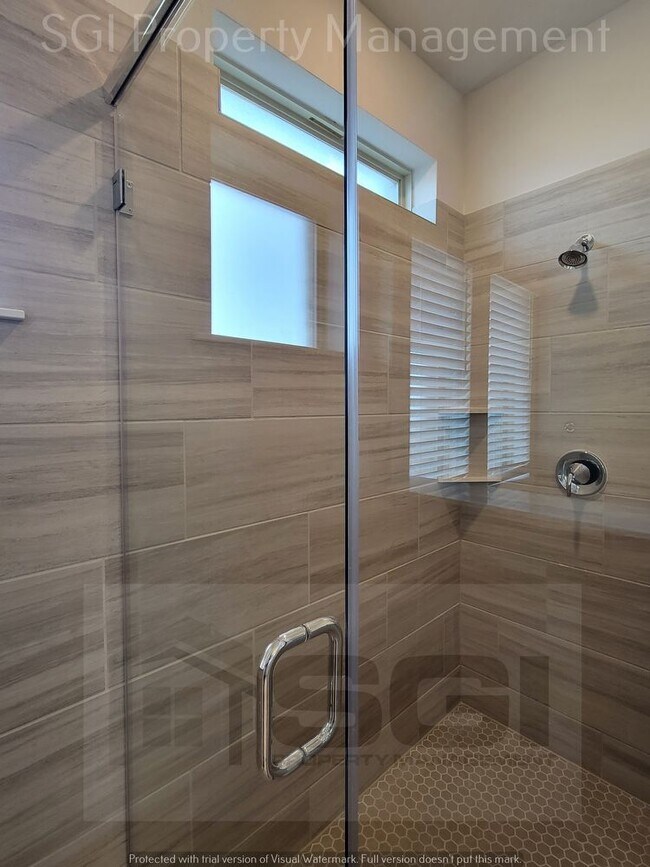 Building Photo - Incredible Brand New 6 Bedroom!!