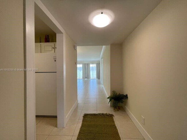 Building Photo - 2950 N Palm Aire Dr