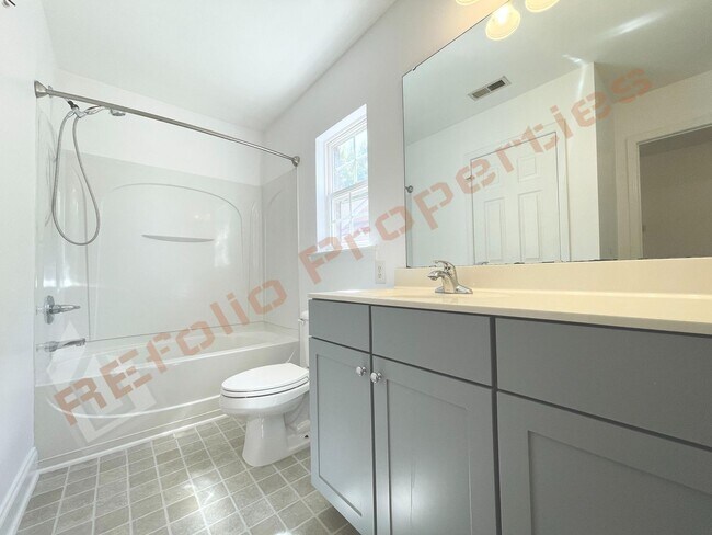 Building Photo - Beautiful 2 Story 3 Bedroom 2.5 Bath Townh...