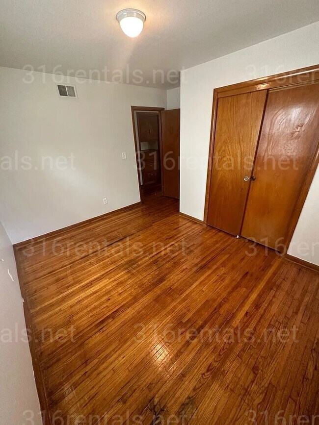 Building Photo - $975 - 4 bedroom / 1 bathroom - Single Fam...