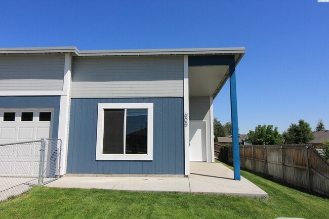 Building Photo - 3 bed, 2 bath townhome in Pasco