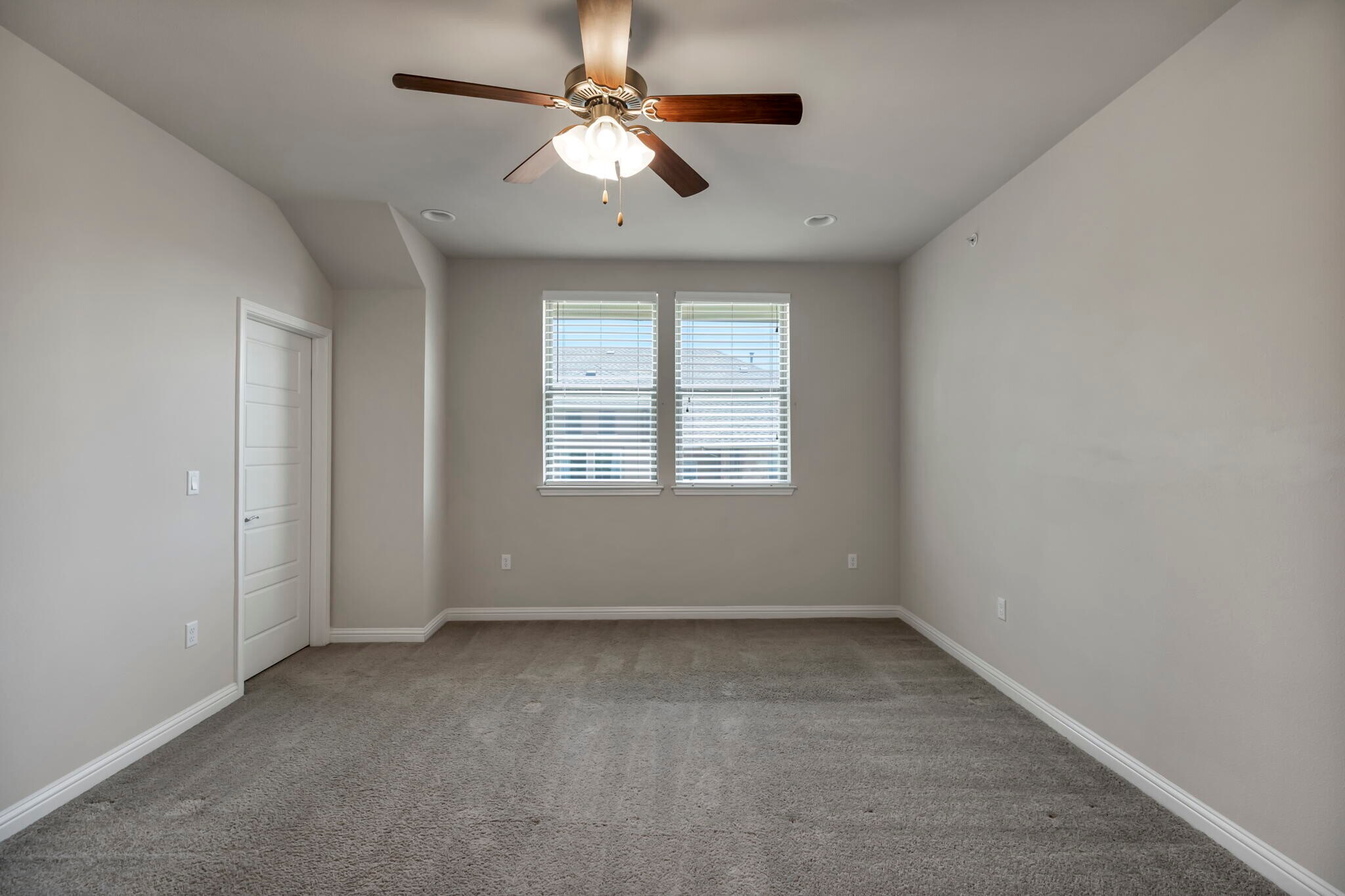 Building Photo - 13800 Lyndhurst St