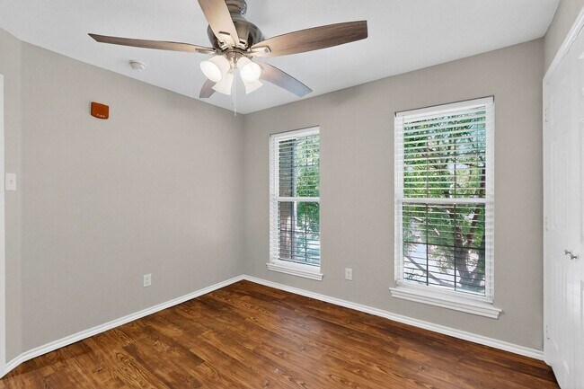 Building Photo - Stylish Upstairs Corner Unit Near Lake Ray Hubbard