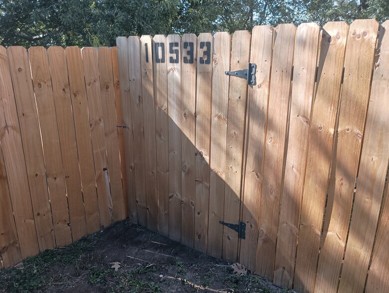 Building Photo - Room in Apartment on Starcrest Dr
