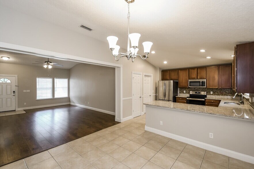 Building Photo - 7206 S Beekman Lake Dr