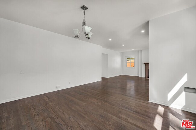 Building Photo - 1091 Palm Terrace