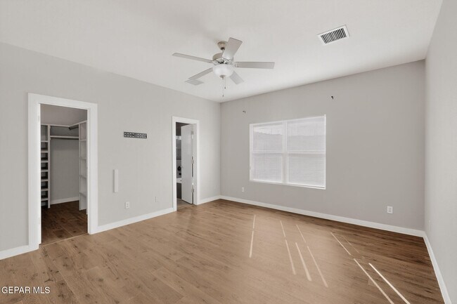 Building Photo - 320 S Manzanita Dr