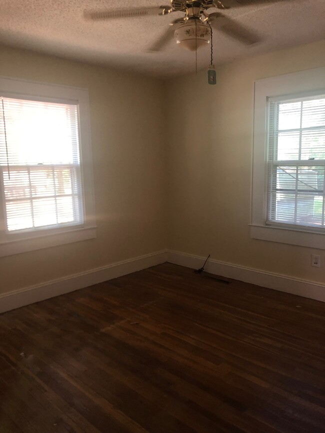 Building Photo - Two bedroom, 1 bath house in Burlington