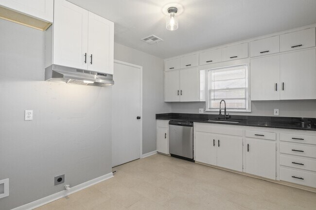 Building Photo - 1909 NE 52nd St