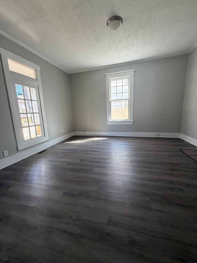 Building Photo - Deposit Special!