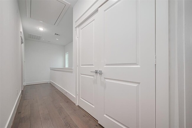 Building Photo - 1203 W 24th St