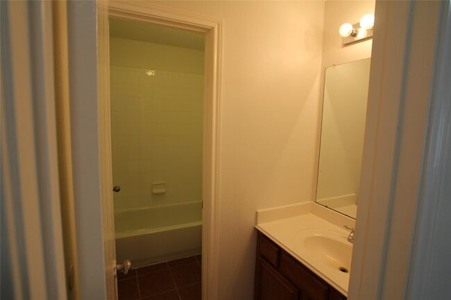 Building Photo - 814 Forest Thicket Ln