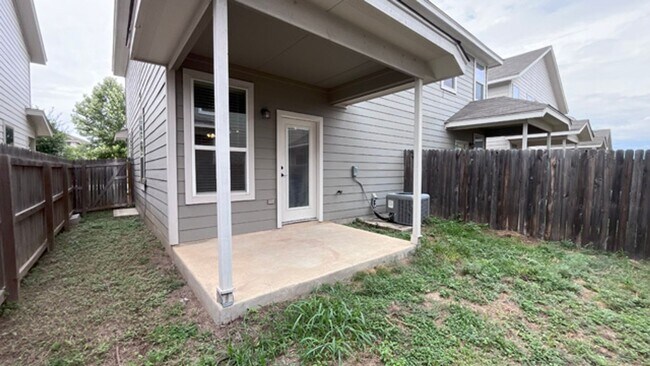 Building Photo - Gorgeous 3-Bed Townhome with Private Yard ...