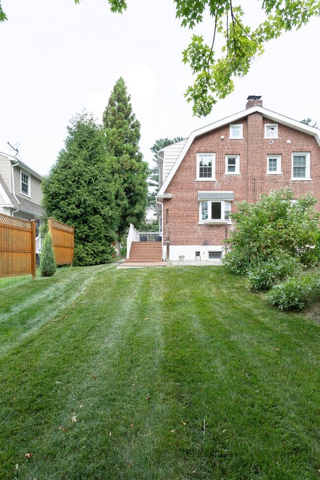 Building Photo - 444 St Davids Ave