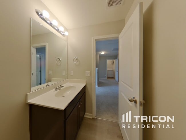 Building Photo - 714 Streamside Dr
