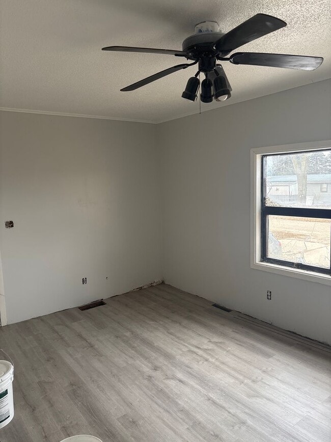 Building Photo - 1213 E Carol St